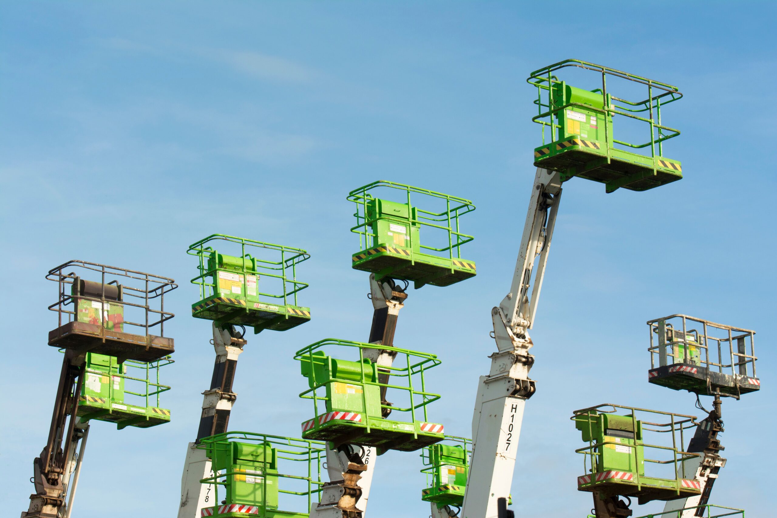 Detailed view of ACE 40XW mobile crane in Faridabad, highlighting its hydraulic system.