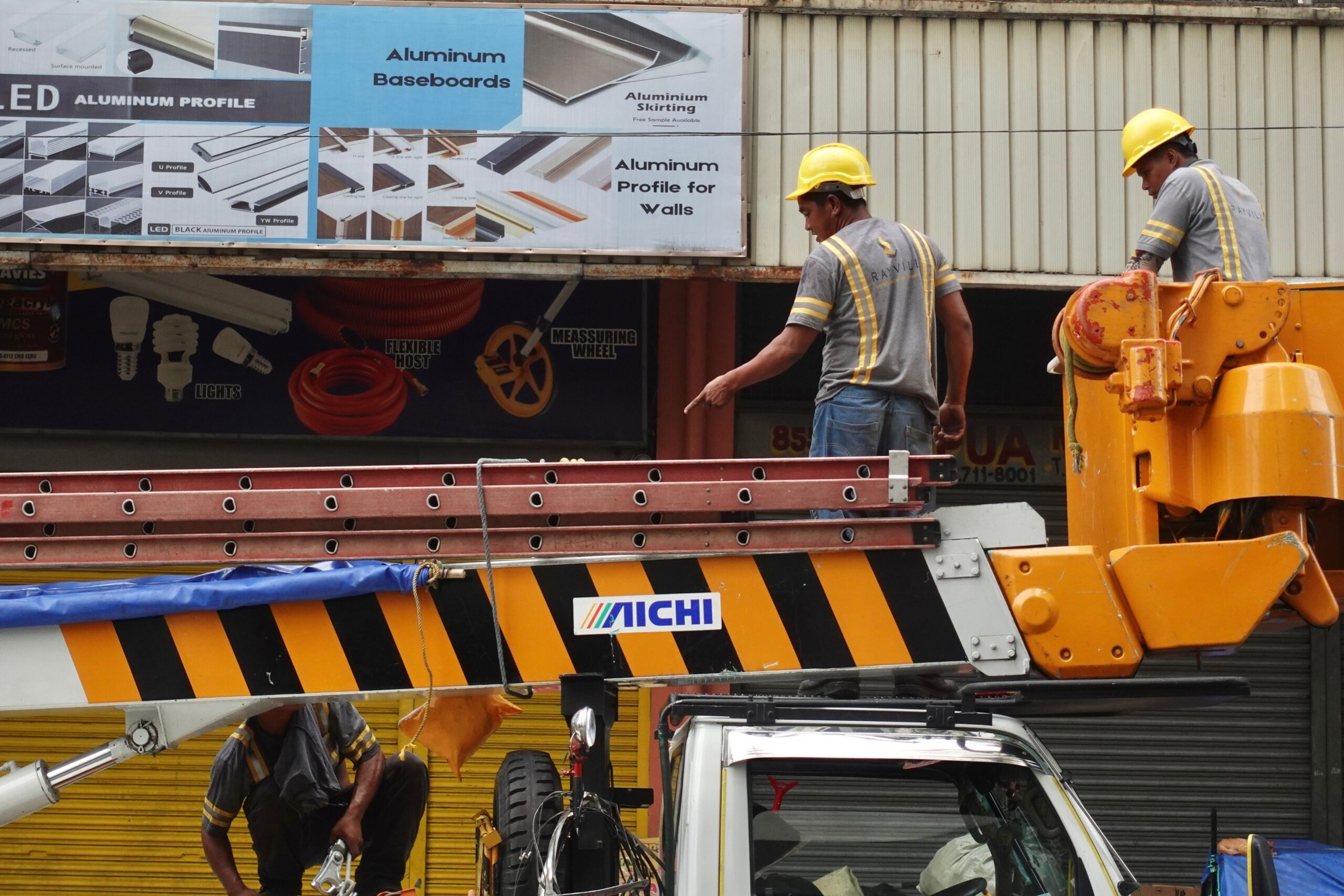 Detailed view of ACE 40XW mobile crane in Faridabad, highlighting its hydraulic system.